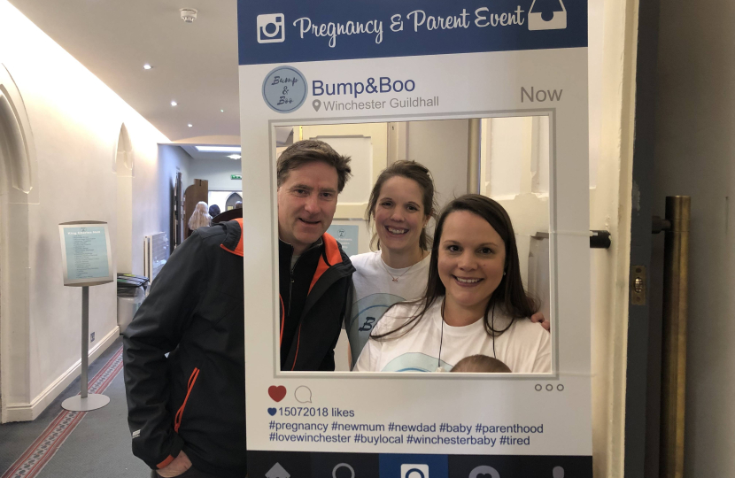 Bump & Boo selfie stand