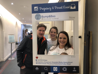 Bump & Boo selfie stand