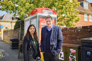 Vanessa Higham from Vodafone’s UK Government Affairs team shows Steve Brine MP the Vodafone 4G technology 
